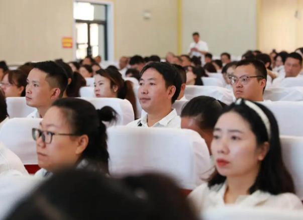 教师们则在专属课堂上快速把握从备课技巧到班级办理的实战秘籍 教师们则在专属课堂上快速把握从备课技巧到班级办理的实战秘籍