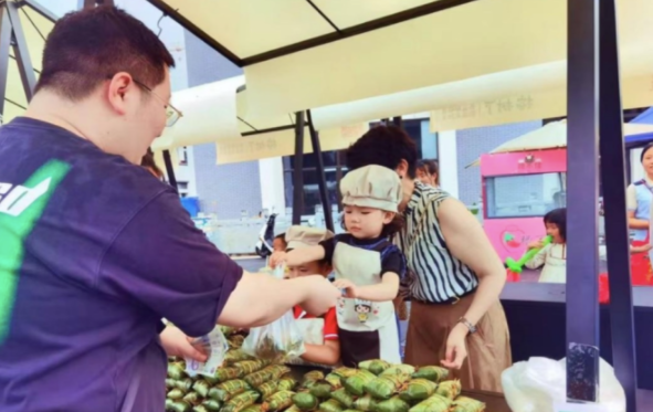 学着大人的模样幼嫩的声音里充满了卖家小摊主们自傲和期待