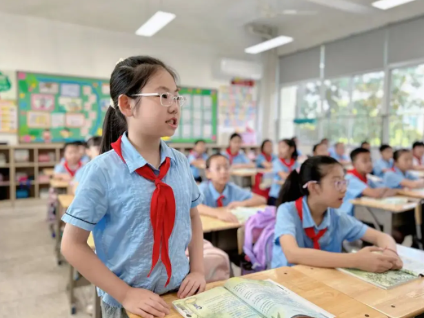 随机听取了语文数学等常态课具体教师教育方法和学生学习状况